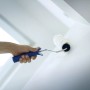 Wałek z krótkim włosiem LUX 18 cm złota nić podczas malowania ściany.