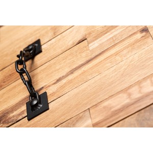 Zbliżenie drewnianych drzwi z czarnym łańcuchem i okuciami. Kategoria: Klamki do drzwi.