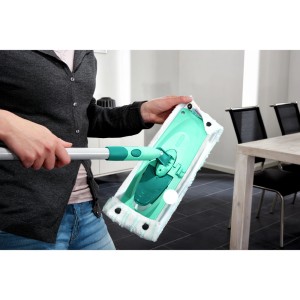 Mop podłogowy Leifheit Combi z nakładką z mikrofibry i stalowym drążkiem w użyciu.