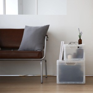 Ułożone w stos szare pojemniki Eurobox-System (60x40x32 cm) z pełną ścianką jako pojemniki do przechowywania w salonie.