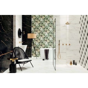 Łazienka z różnymi wzorami płytek ściennych.