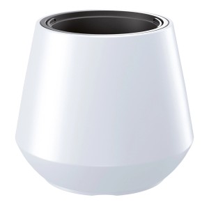 Biała doniczka t.b.t. z czarnym wkładem do roślin domowych.