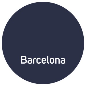 Ciemnoniebieskie koło z napisem Barcelona w kolorze białym. Farba do efektów specjalnych.