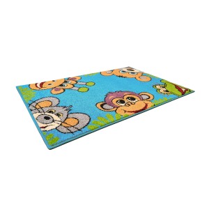 Niebieski dywan z krótkim włosiem z motywami zwierzęcymi do pokoju dziecięcego.