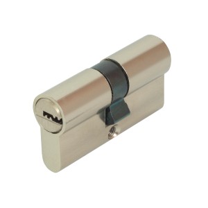 Zbliżenie metalowej wkładki do drzwi t.b.t.