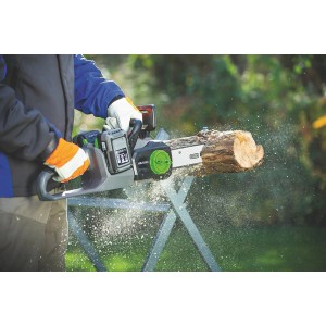Akumulatorowa pilarka łańcuchowa LUX A-KS-2x20/4/30 podczas cięcia drewna w ogrodzie.