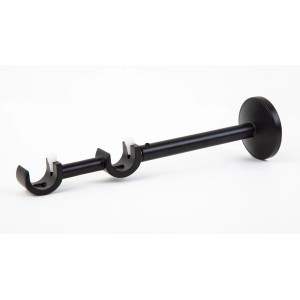 Czarny karnisz t.b.t. na trzy zasłony, widok szczegółowy.