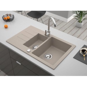 Beżowy zlewozmywak granitowy t.b.t. z dwoma komorami i ociekaczem w nowoczesnej kuchni.