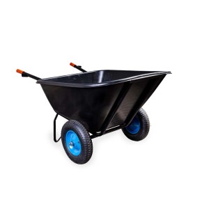 Czarny wózek z niebieskimi kołami do prac ogrodowych.