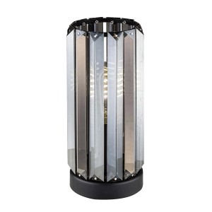 Elegancka lampa stołowa t.b.t. z pryzmatycznym szklanym kloszem i czarną podstawą.