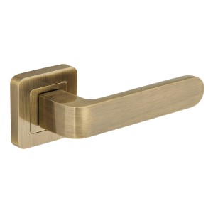 Szczotkowany mosiężny uchwyt do drzwi t.b.t. do drzwi wewnętrznych.