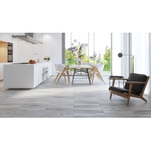 Jasne, matowe płytki podłogowe imitujące drewno ułożone w nowoczesnej kuchni.