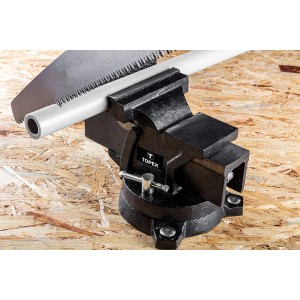 Czarny imadło z rurą i brzeszczotem. Idealne do prac warsztatowych.