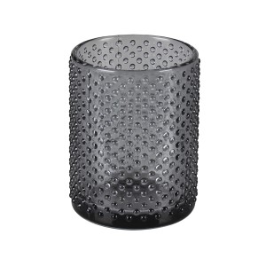 Szary szklany kubek na szczoteczki do zębów z teksturą kropek, część zestawu akcesoriów łazienkowych.