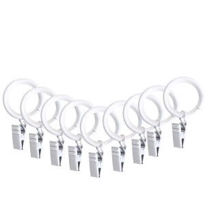 Białe kółka do zasłon z klipsami do karniszy.