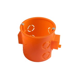 Pomarańczowa puszka podtynkowa z wycięciami na kable i śruby.