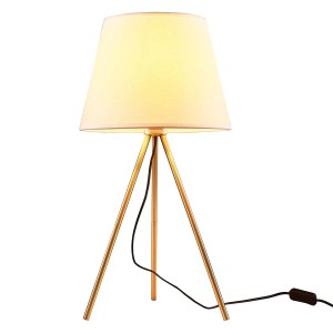 Lampa stołowa ze złotą podstawą trójnożną i beżowym abażurem.