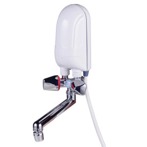 Przepływowy ogrzewacz wody t.b.t. z chromowanym kranem i białą obudową.