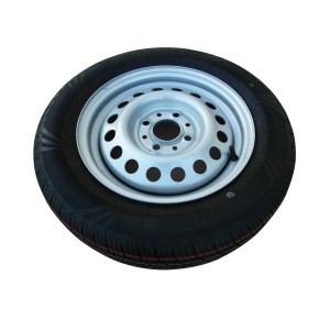 Koło ze srebrną felgą do akcesoriów przyczep.