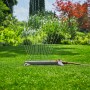 Zraszacz Gardena Aqua Zoom M w akcji, nawadnia trawnik. Zraszacz wahadłowy do powierzchni do 250 m².