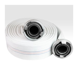 Biały wąż ogrodowy t.b.t., zwinięty ze złączkami metalowymi.