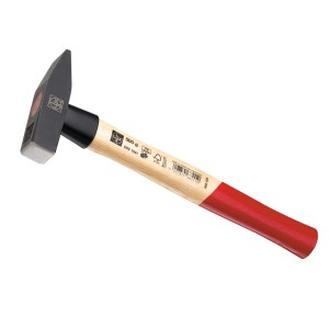 Młotek ślusarski LUX 500g z jesionowym trzonkiem i czerwoną osłoną.