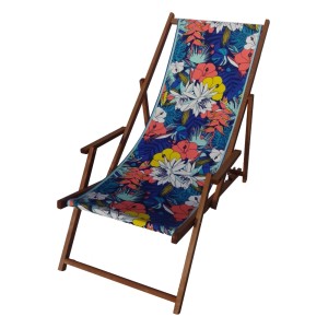 Drewniany leżak ogrodowy z niebieskim wzorem kwiatowym.