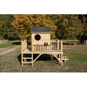 Drewniany domek do zabawy t.b.t. z platformą i zjeżdżalnią do ogrodu.
