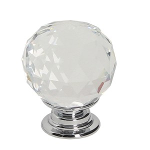 Elegancki gałka meblowa t.b.t. z wyglądem szkła kryształowego i chromowaną podstawą.
