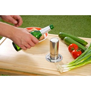 Uchwyt na kurczaka Landmann ze stali nierdzewnej z warzywami i butelką piwa.