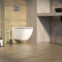 Nowoczesna łazienka z płytkami podłogowymi t.b.t. imitującymi drewno i białą ceramiką sanitarną.