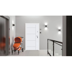 Białe drzwi zewnętrzne z poziomymi liniami w nowoczesnym korytarzu.