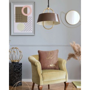 Dekoracyjna poduszka t.b.t. na fotelu, nowoczesne wnętrze.