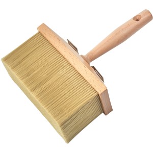 Pędzel z drewnianą rączką, odpowiedni do malowania dużych powierzchni.