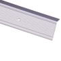 Srebrny profil krawędzi schodów z aluminium, w kształcie litery L, z rowkami i otworem.
