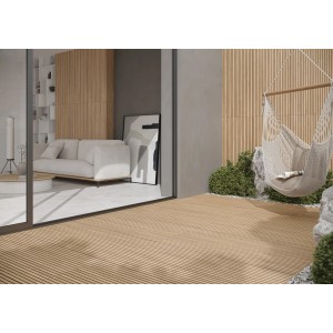 Taras z jasnobrązowymi płytkami podłogowymi imitującymi drewno i wiszącym krzesłem.