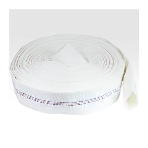 Zwinięty biały wąż ogrodowy z czerwonymi i niebieskimi paskami.