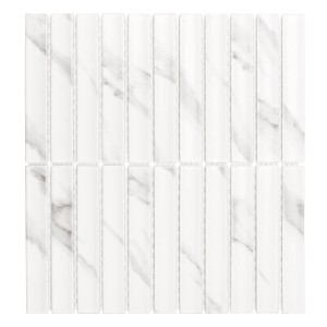 Biała mozaika t.b.t. z efektem marmuru na ścianę i podłogę.