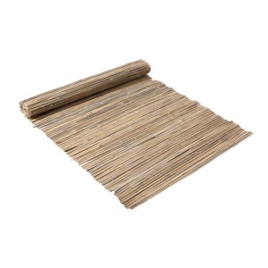 t.b.t. mata ogrodzeniowa z naturalnego materiału, częściowo zwinięta.