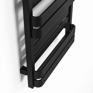 Czarny grzejnik t.b.t. do łazienki i salonu.