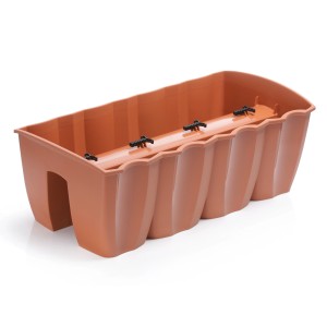 Brązowa skrzynka na kwiaty t.b.t. na balkon.