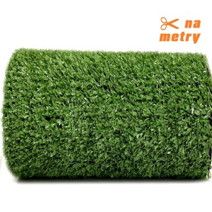 Zielona rolka sztucznej trawy, dostępna na metry.