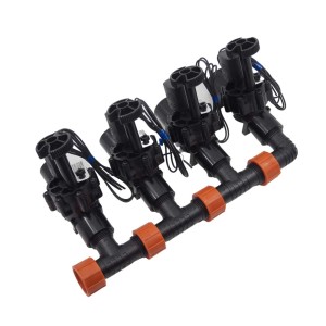 t.b.t. do nawadniania podziemnego, składający się z czterech czarnych zaworów z pomarańczowymi złączkami.