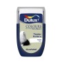 Tester farb Dulux „Ogród Zen”: Wałek do malowania ścian w kolorze niebieskim i beżowym.