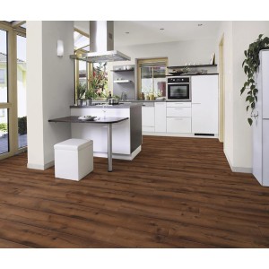 Ułożone brązowe panele podłogowe laminowane t.b.t. w nowoczesnej kuchni.