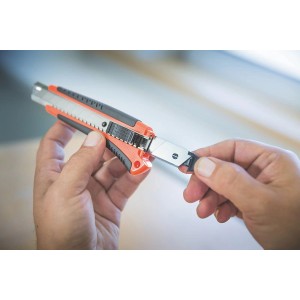 Ręce wymieniają ostrze w nożu t.b.t.