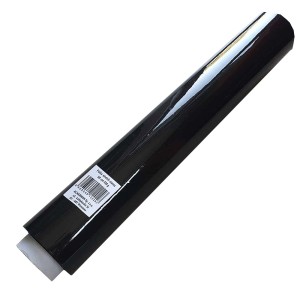 Rolka czarnej folii stretch do zabezpieczania podczas malowania.