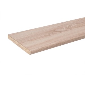 Jasny drewniany parapet t.b.t. do użytku wewnętrznego.