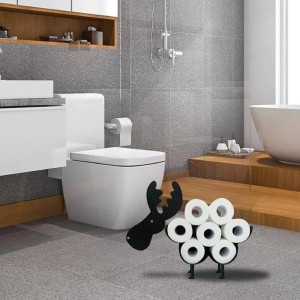 Czarny uchwyt na papier toaletowy łoś jako element dekoracyjny w łazience.