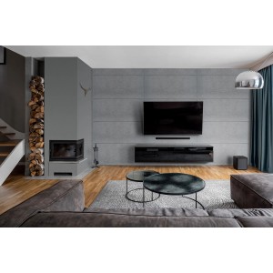 Nowoczesny salon z szarą pomalowaną ścianą, kominkiem i ścianą TV. Farba do efektów.